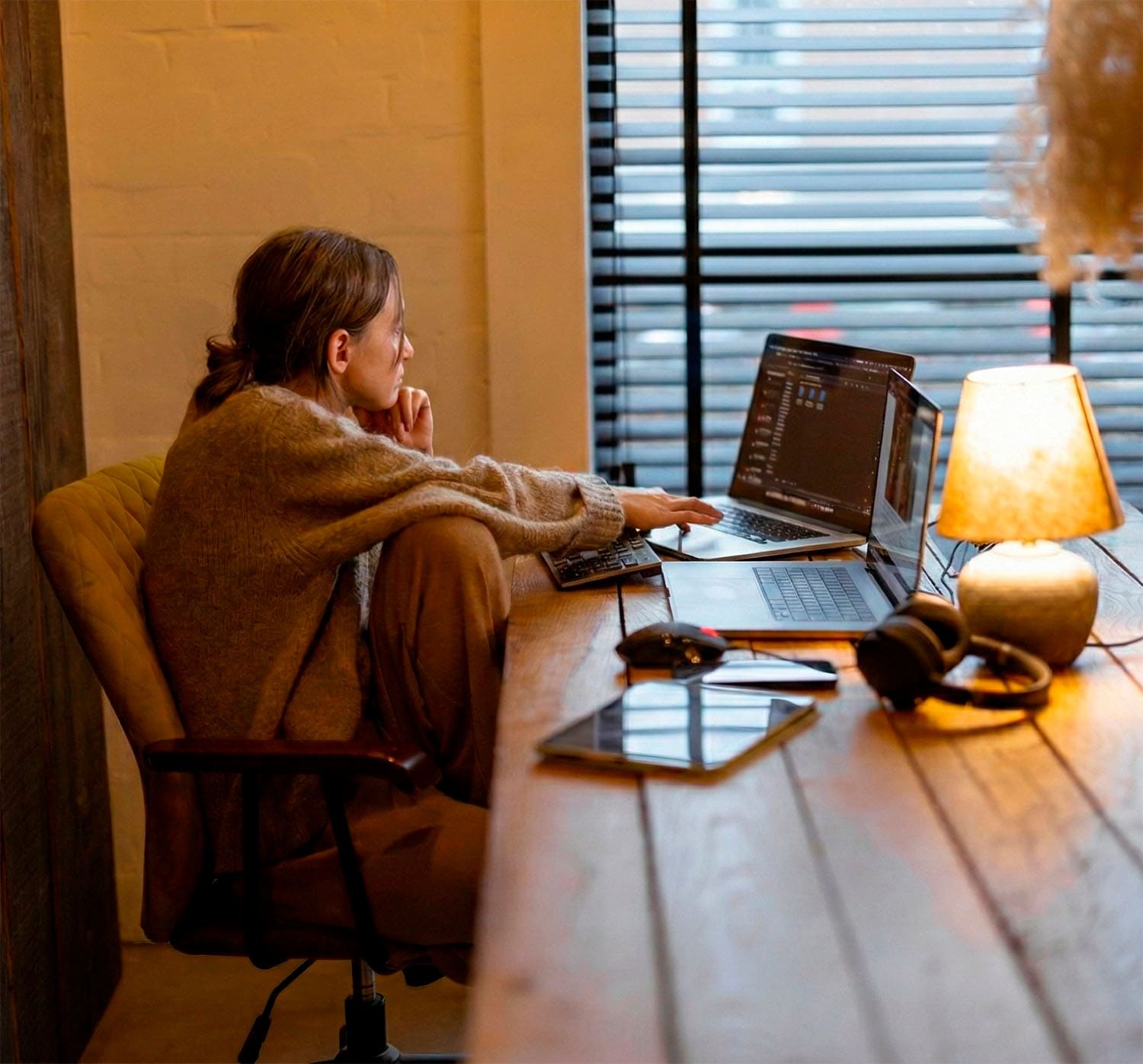 Женщина работает за ноутбуком, используя Eva AI